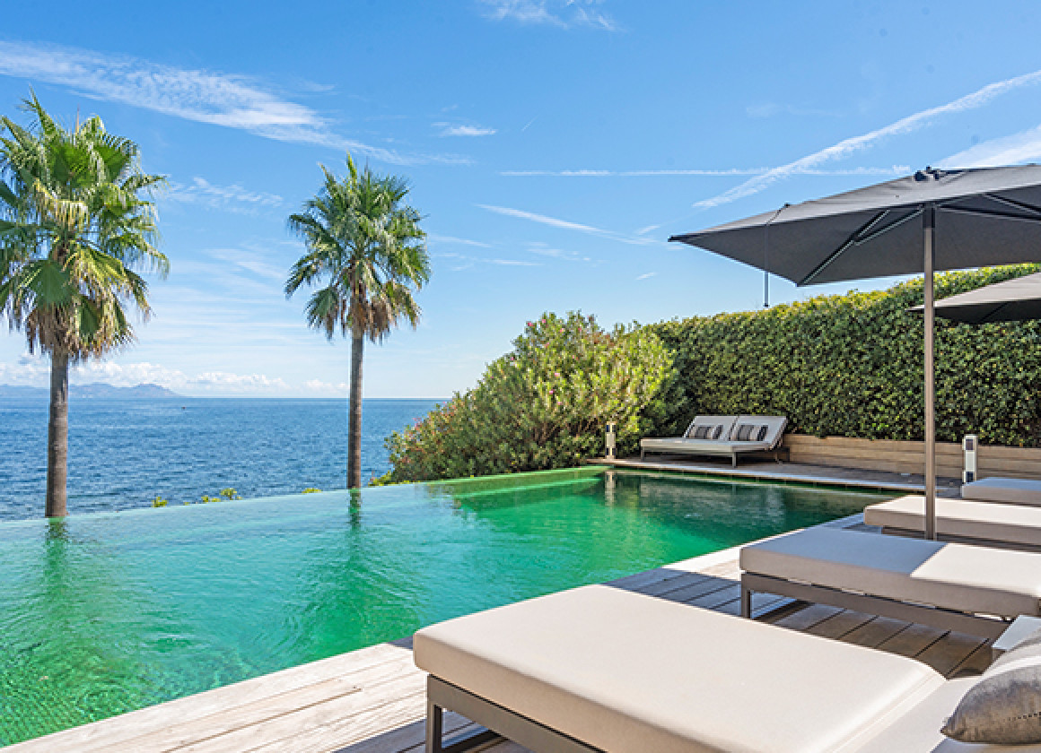 Villa Thalassa, piscine à débordement et front de mer aux Parcs de Saint-Tropez